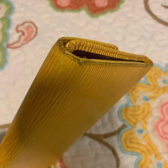 100 % authentic Yellow Lv epi Wallet